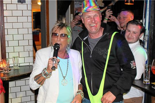 Bert Wollersheim – ein Star zum Anfassen: Mit seinen Fans feierte er eine Mallorca-Party im Alten Backhaus in Altenau. Foto: Wendt
