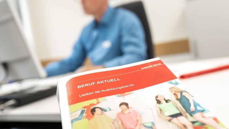Berufseinstieg: Mit diesen Tipps klappt’s Berufsberater können bei der Jobsuche helfen. Sie wissen, welche Skills in welcher Branche gefragt sind.