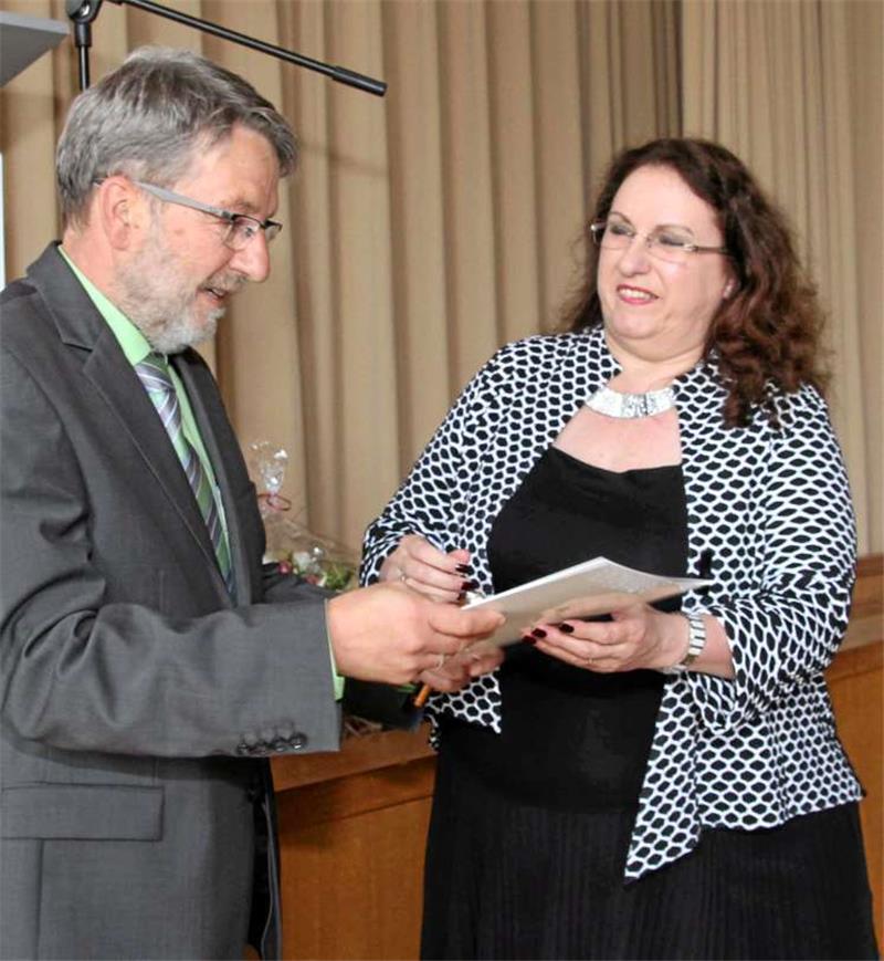 Berufsbildende Schule Bad Harzburg, BBS, kommissarischer Leiter Heiner Lüdering verabschiedet Angellika Giesecke, Lehrerin in der Abteilung Ernährung, aus dem Schuldienst