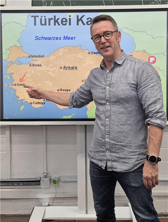 Berufsschullehrer Michael Köppe, der an der BBS Baßgeige in Goslar unterrichtet, bahnt eine Zusammenarbeit mit einer Berufsschule in Izmir an.