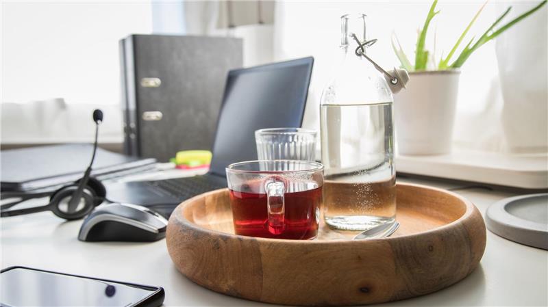 Wasser für mehr Erfolg: Trink-Strategien für den Arbeitsalltag Berufstätige vergessen oft zu trinken. Im Büro sollten Getränke immer im Blickfeld und griffbereit sein.