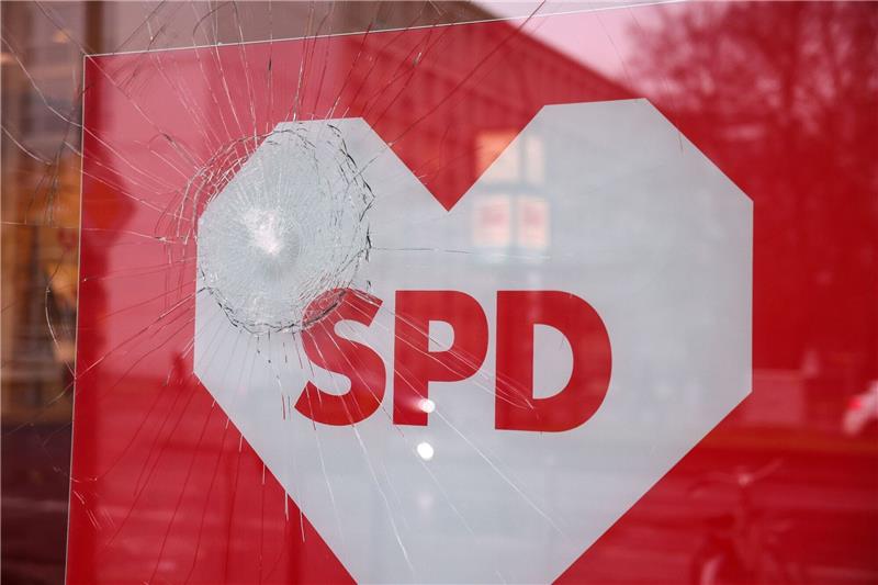 Beschädigte Fensterscheibe im Kurt-Schumacher-Haus, der Landesgeschäftsstelle der SPD in Berlin-Wedding.
