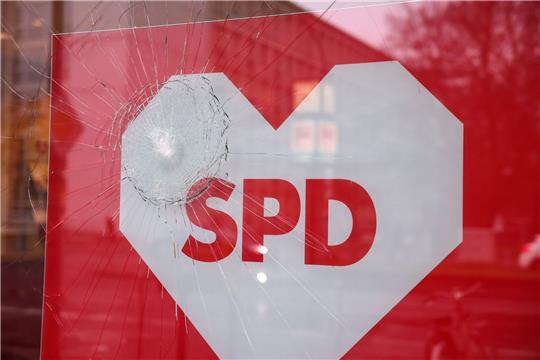 Beschädigte Fensterscheibe im Kurt-Schumacher-Haus, der Landesgeschäftsstelle der SPD in Berlin-Wedding.