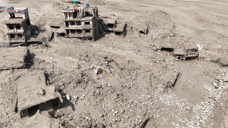 Wie es zu der verheerenden Sturzflut in Nepal kam Beschädigte Gebäude und Infrastruktur entlang des angeschwollenen Trishuli-Flusses nach der Sturzflut.