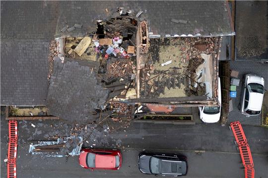 Beschädigte Häuser in Manchester,  nachdem ein mutmaßlicher Tornado Dächer abgerissen und Mauern zum Einsturz gebracht hat.