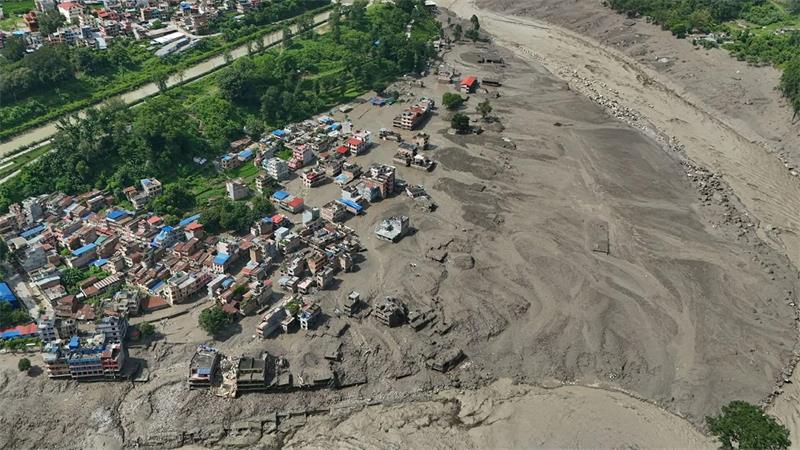 „Nichts ist mehr übrig“: Pilger-Paradies wird zur Todesfalle Beschädigte Häuser standen gefährlich nahe an den angeschwollenen, mit Treibgut verstopften Ufern des Trishuli-Flusses. Der Bhotekoshi ist ein Quellfluss des Trishuli.