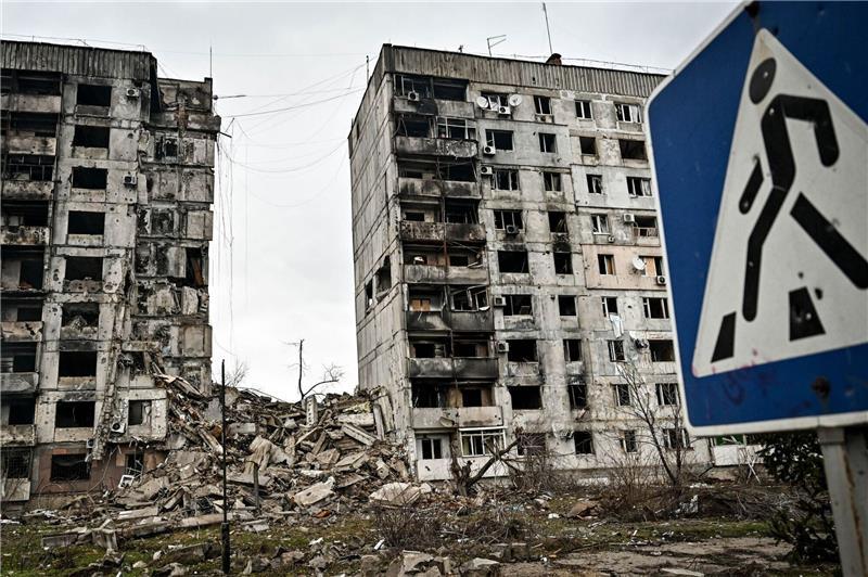 Fast 500 Milliarden für Wiederaufbau der Ukraine notwendig Beschädigte Wohngebäude in Orichiw (Region Saporischschja).
