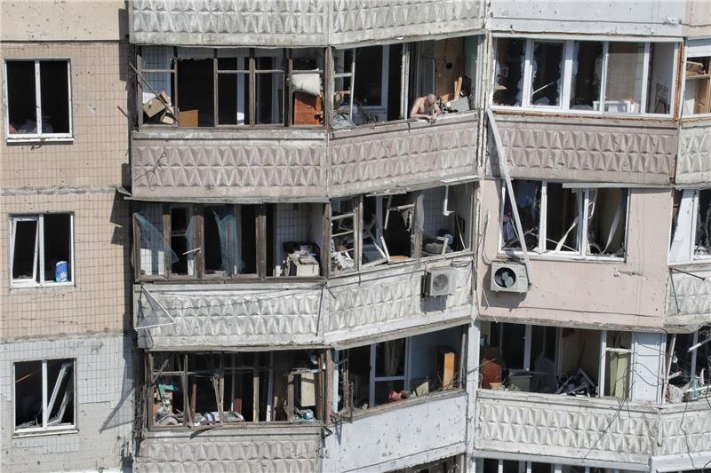 Odessa dritte Nacht in Folge unter Beschuss Beschädigtes Wohnhaus nach einem russischen Drohnenangriff.