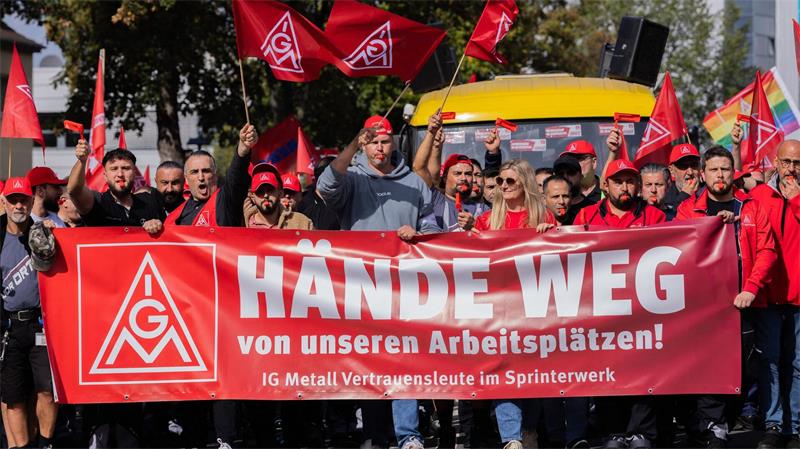 IG Metall mobilisiert rund 175.000 Auto-Beschäftigte Beschäftigte demonstrieren im Rahmen des bundesweiten Automobil-Aktionstags der IG Metall in Düsseldorf.