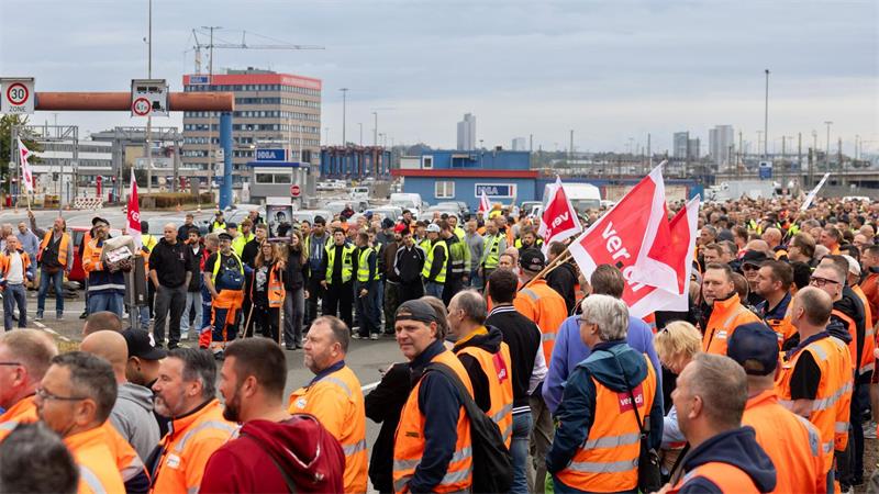 Beschäftigte demonstrieren vor dem Hamburger Containerterminal Burchardkai. 