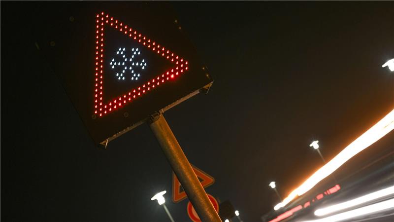 Beschäftigte der Straßenmeistereien in Niedersachsen sind am Mittwoch zu einem Warnstreik aufgerufen. (Symbolbild)