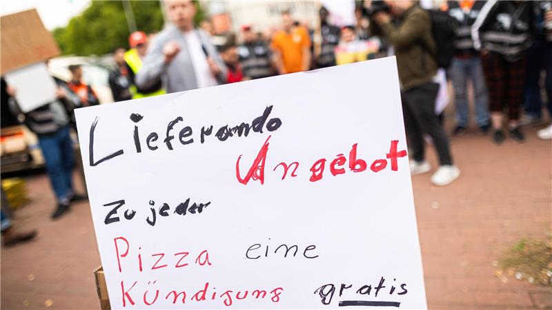 Lieferando-Fahrer protestieren gegen Jobabbau Beschäftigte des Essenslieferdienstes Lieferando nehmen an einer Kundgebung auf dem Weißekreuzplatz teil. Lieferando plant, den Lieferbetrieb in einigen Städten einzustellen.