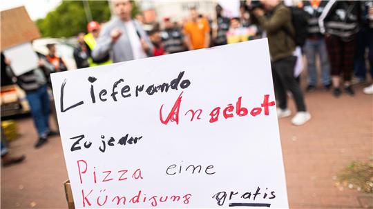 Beschäftigte des Essenslieferdienstes Lieferando nehmen an einer Kundgebung auf dem Weißekreuzplatz teil. Lieferando plant, den Lieferbetrieb in einigen Städten einzustellen.