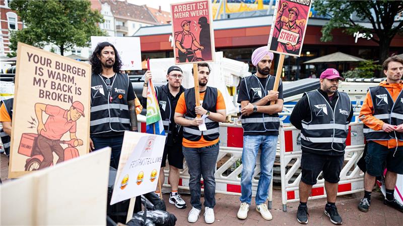 Lieferando-Fahrer protestieren gegen Jobabbau Beschäftigte des Essenslieferdienstes Lieferando nehmen an einer Kundgebung in Hannover teil. Lieferando plant, den Lieferbetrieb in einigen Städten einzustellen.