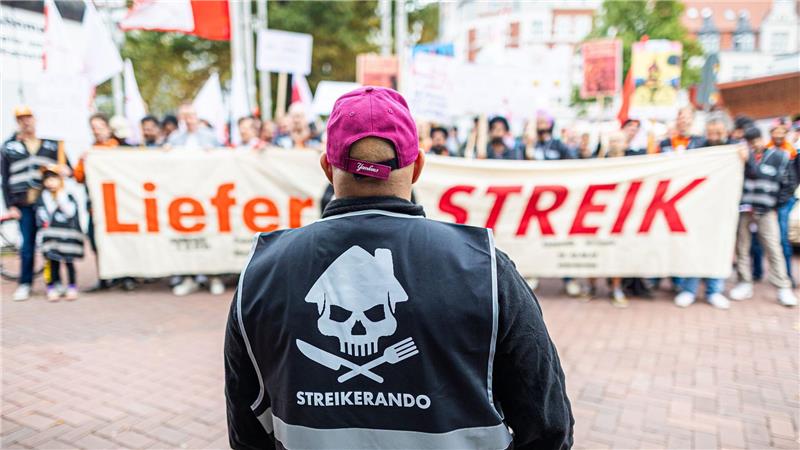 Lieferando-Fahrer protestieren gegen Jobabbau Beschäftigte des Essenslieferdienstes Lieferando nehmen an einer Kundgebung auf dem Weißekreuzplatz teil. Lieferando plant, den Lieferbetrieb in einigen Städten einzustellen.