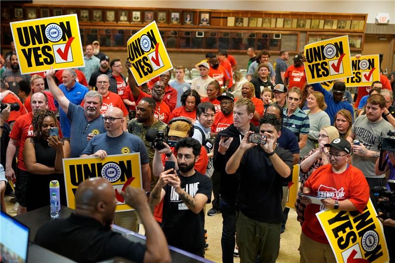 VW-Arbeiter in US-Werk organisieren sich gewerkschaftlich Beschäftigte des Volkswagen-Automobilwerks feiern das Ergebnis der UAW-Gewerkschaftsabstimmung.