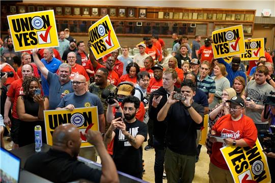 Beschäftigte des Volkswagen-Automobilwerks feiern das Ergebnis der UAW-Gewerkschaftsabstimmung.