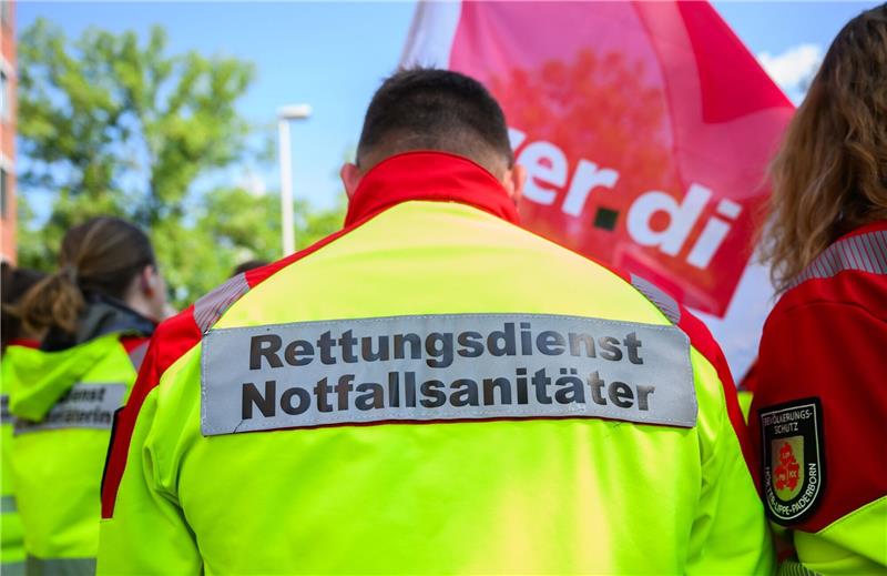 Beschäftigte im kommunalen Rettungsdienst protestieren unter dem Motto „Lebensretter in Not“.