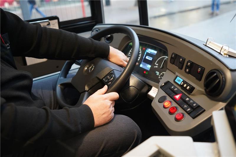 Umfrage: Viele werden auf der Arbeit angegriffen Beschäftigte im öffentlichen Nah- und Fernverkehr sind besonders oft von Angriffen bei der Arbeit betroffen.