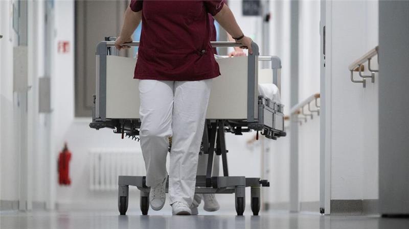 Warnstreik in Kliniken und Pflegeheimen am Donnerstag Beschäftigte in kommunalen Kliniken sind für Donnerstag zum Warnstreik aufgerufen. (Archivbild)