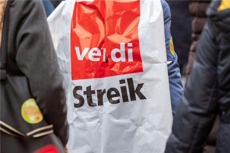 Warnstreiks im Handel: Kundgebung in Osnabrück Beschäftigte nehmen an einem Warnstreik teil.