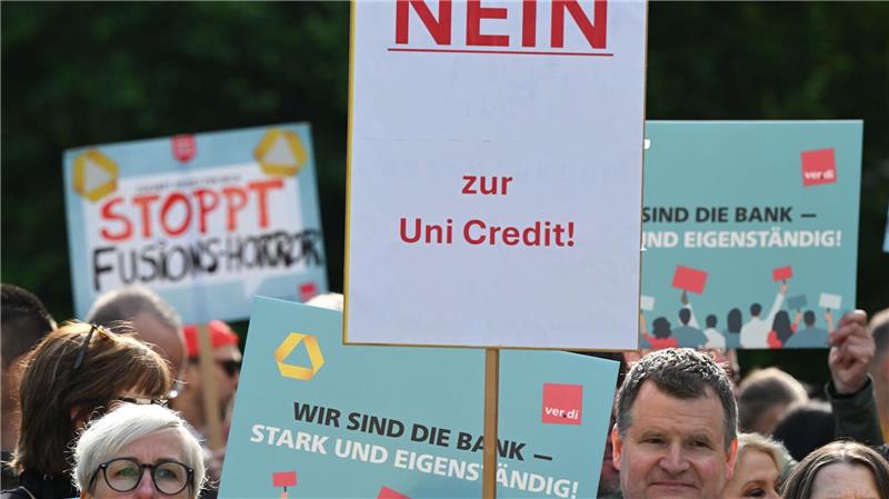 Unicredit stockt bei Commerzbank auf - Übernahmeangebot naht Beschäftigte nutzten die Commerzbank-Hauptversammlung 2025 zum Protest gegen eine mögliche Übernahme. (Archivbild)