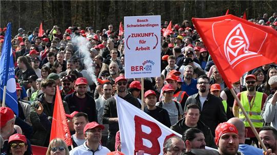Beschäftigte protestierten schon im Frühjahr gegen die Sparpläne bei Bosch - nun hat der Betriebsrat erneut Widerstand angekündigt. (Archivbild)