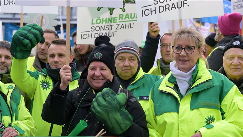 Beschäftigte verdeutlichen am Verhandlungsort ihre Forderungen.