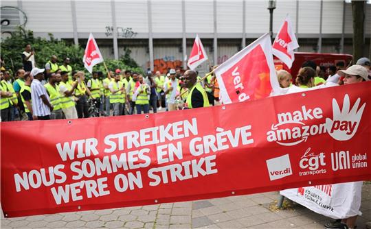 Beschäftigte von Amazon bei einer Demonstration unter dem Titel "Make Amazon Pay! Für gute und gesunde Arbeit bei Amazon!" vor dem Amazon Verteilzentrum in Hamburg-Veddel.