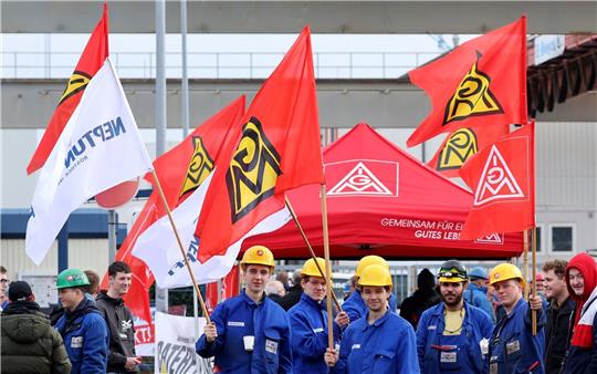 Beschäftigte von Caterpillar Motoren, Neptun Werft und SEAR GmbH haben sich zu einem Warnstreik der IG Metall eingefunden.