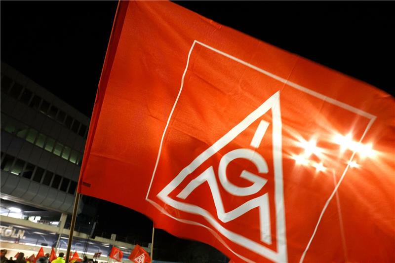 IG Metall: Mehr als 100.000 Teilnehmer bei Warnstreiks Beschäftigte von Ford versammeln sich zu einer nächtlichen Kundgebung der Gewerkschaft IG-Metall auf dem Gelände der Ford Werke in Köln.