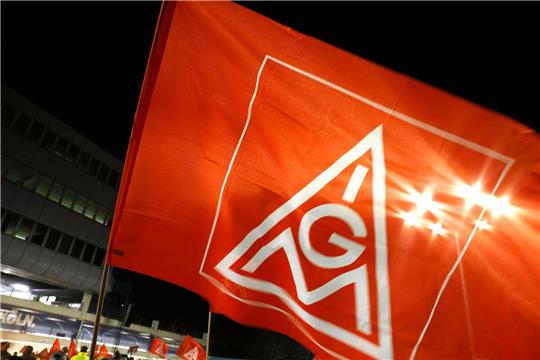 Beschäftigte von Ford versammeln sich zu einer nächtlichen Kundgebung der Gewerkschaft IG-Metall auf dem Gelände der Ford Werke in Köln.