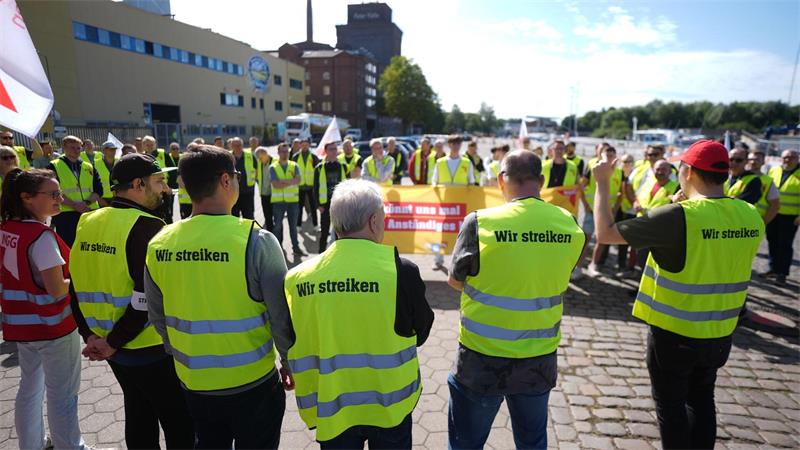 Beschäftigte von Kölln nehmen an einer Streikkundgebung vor dem Werk teil.