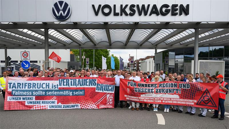 Beschäftigte von Volkswagen in Zwickau fordern eine Zukunft für ihren Standort und ihre Arbeitsplätze. 