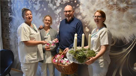 Bescherung für Station 23: Katharina Stübig (von links), Lisa Marie Goldstrom, Eike Hulsch und Angelique Moys auf der Onkologie-Station der Goslarer Asklepios-Klinik.