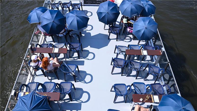 Bilder des Tages Beschirmt gegen die Sonne - Touristen auf der Spree