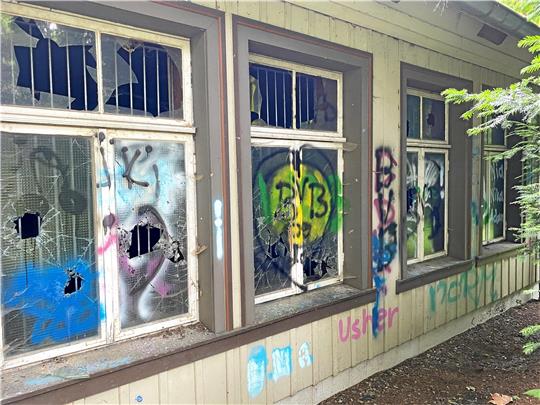 Beschmiert ist die Fassade des altehrwürdigen Stalls schon lange. Nun sind auch noch sämtliche Fensterscheiben zerstört. Der Schaden hält sich in Grenzen, aber die Arbeit, die so kurz vor der Rennwoche zu leisten ist, dürfte immens sein. Fotos: Schlegel