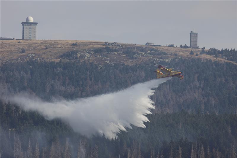 Brocken-Brand: Löschflugzeuge nach Harz-Einsatz zurück in Rom BeschreibungLöschflugzeuge der italienischen Feuerwehr bekämpfen den Waldbrand aus der Luft. Foto: Matthias Bein/dpa