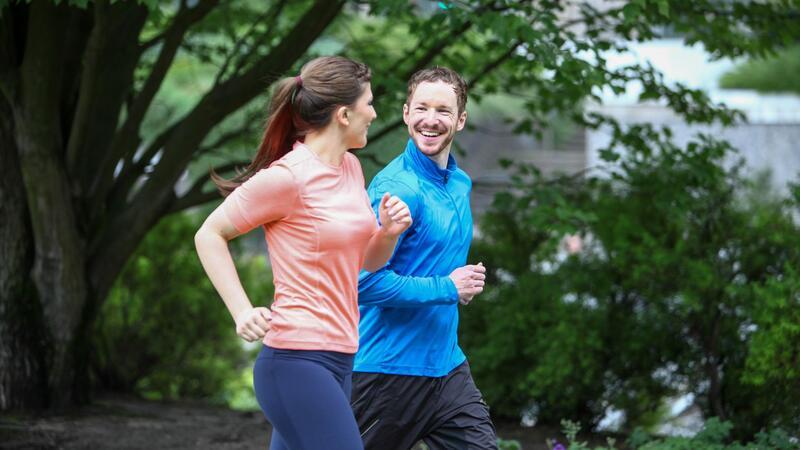 Was Sie beim Laufen anziehen sollten - und was nicht Beschwingt loslaufen: Jogger brauchen kaum Ausrüstung.