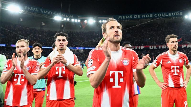 Besiegt, aber noch nicht geschlagen: Harry Kane (vorne) und Kollegen danken den mitgereisten Bayern-Fans für die Unterstützung im Parc des Princes.