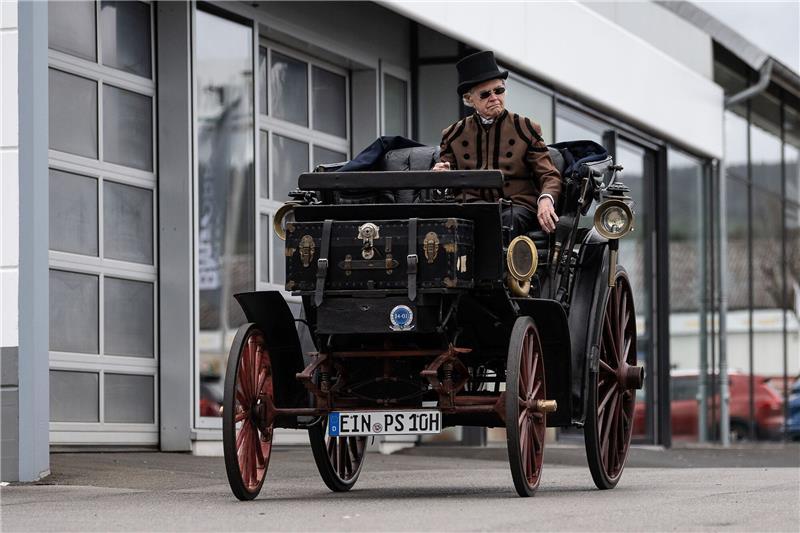 Wohl ältestes Auto Deutschlands besteht Tüv-Untersuchung Besitzer Karl-Heinz Rehkopf kommt mit seiner Benz Victoria Nummer 99 zur Tüv-Hauptuntersuchung.
