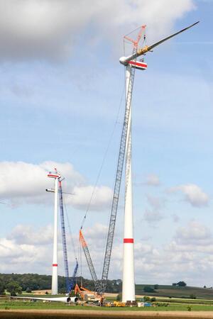 160 Meter über dem Schladener Erdboden: Warten aufs Andocken Besonderheit am Schladener Himmel: Im Windpark Beuchte sind zwei Großkräne gleichzeitig im Einsatz.