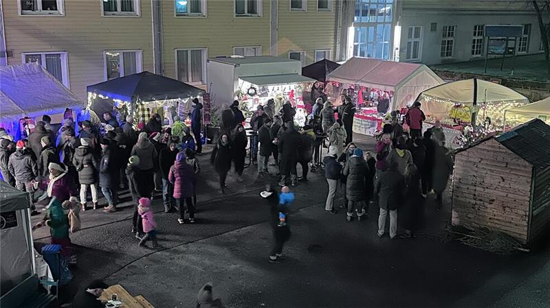 Die Clausthal-Zellerfelder erfinden ihren eigenen Weihnachtsmarkt Besonders an den Abenden ist der gemütliche Markt auf dem TU-Hof gut besucht.