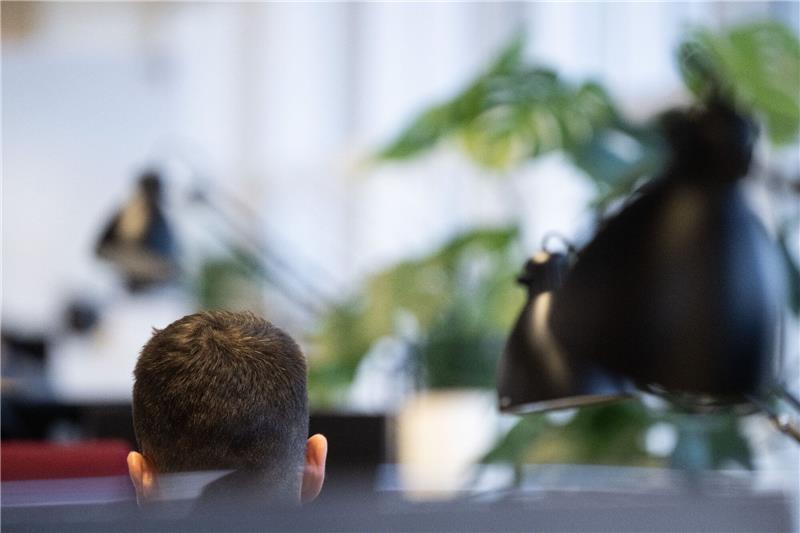 Überlange Arbeitszeiten gehen zurück Besonders bei Selbstständigen sind überlange Arbeitszeiten verbreitet.