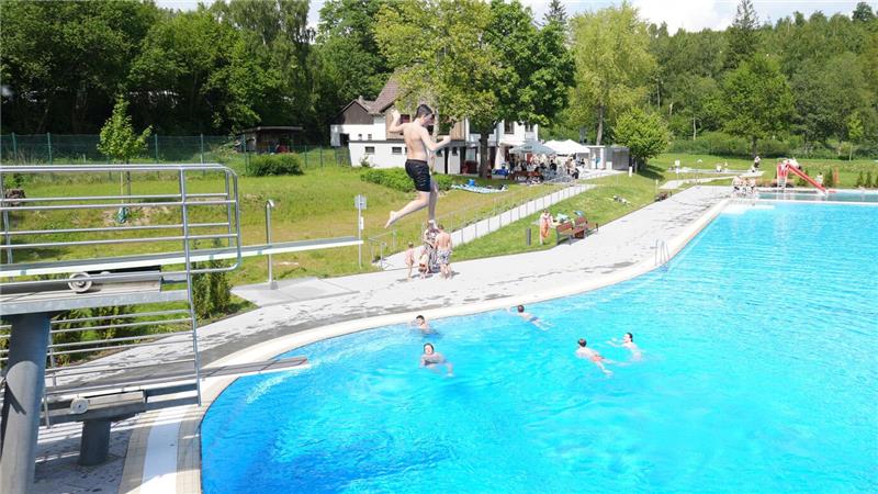 Waldschwimmbad Hohegeiß eröffnet mit vorgewärmtem Wasser Besonders beliebt ist am Eröffnungstag der Drei-Meter-Turm.
