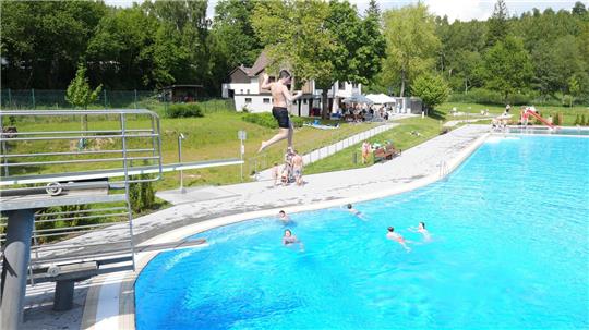 Besonders beliebt ist am Eröffnungstag der Drei-Meter-Turm.