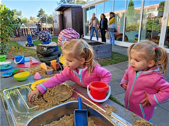Besonders beliebt, nicht nur bei den Zwillingen Summer und Maja, ist bei den Krippenkindern die neue Matschküche. Kita-Leiterin Petra Ahrens (im Hintergrund v.l.) sowie Simone Wustrack und Anja Richter vom Förderverein freut das. Fotos: Exner