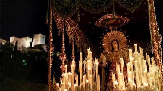 Besonders eindrucksvoll sind die Prozessionen im Süden Spaniens.