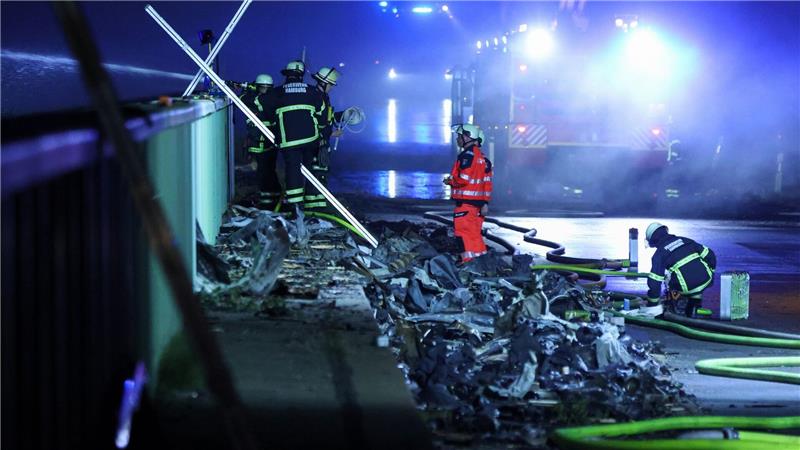 Besonders gefährlich war der Einsatz aufgrund der umherfliegenden Metallteile. Gasdruckbehälter explodierten immer wieder im Feuer. 