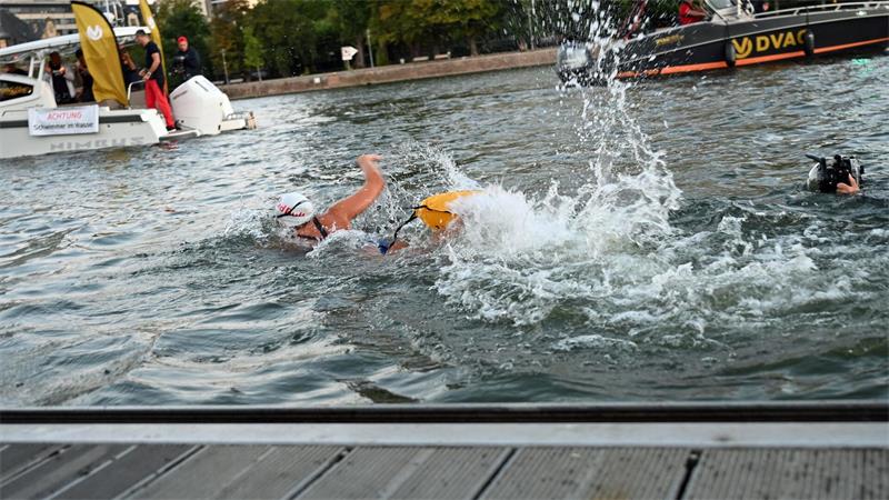Neun Stunden im Main – So geht es Extremschwimmerin Pohl Besonders gefreut habe sich Pohl über den großen Zuspruch zum Start in Frankfurt. (Archivbild)